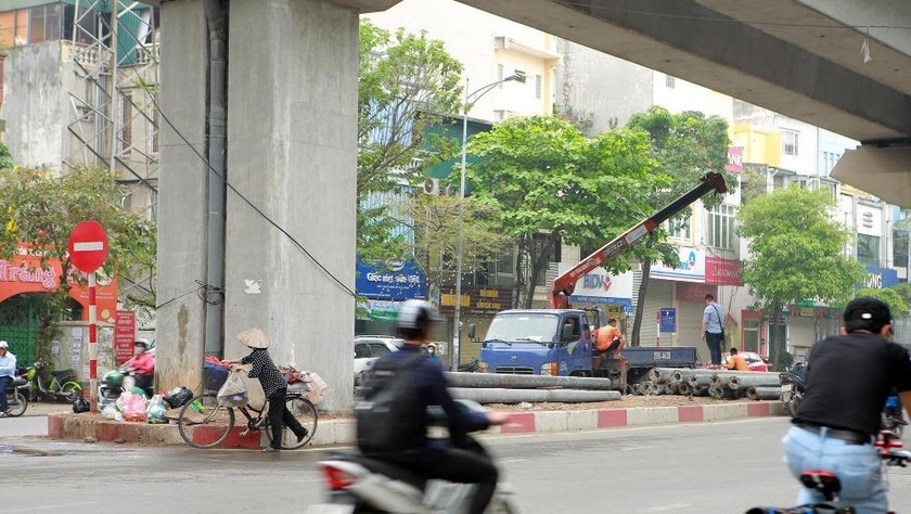 Một số điểm trụ chân cầu biến thành điểm tập kết của các vật liệu xây dựng, rác thải. Ảnh: Tiền Phong