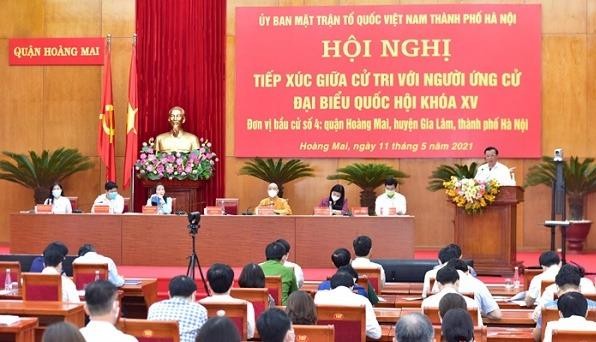 Hội nghị tiếp xúc cử tri theo hình thức trực tiếp kết hợp trực tuyến với người ứng cử đại biểu Quốc hội thuộc tổ bầu cử số 4 (quận Hoàng Mai, huyện Gia Lâm). Ảnh: VGP/Gia Huy