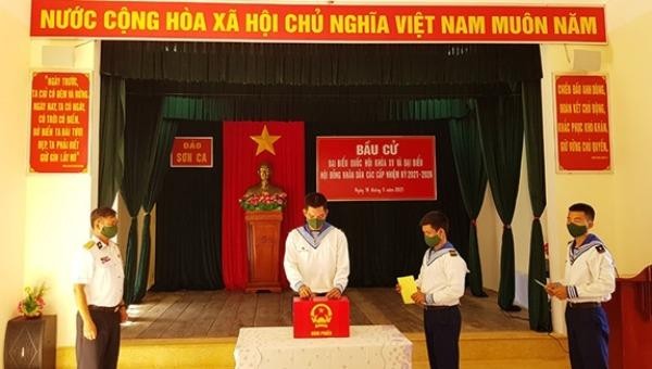  Cán bộ, chiến sĩ trên đảo Sơn Ca thực hiện bỏ phiếu bầu cử. Ảnh: QĐND