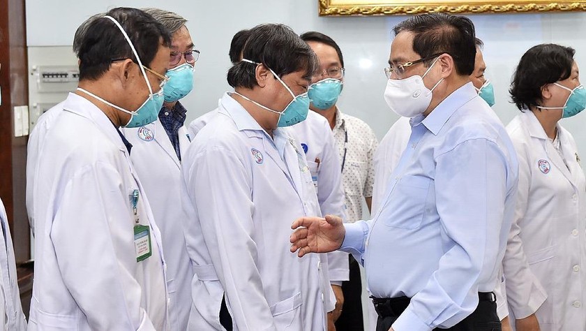 Thủ tướng Phạm Minh Chính động viên đội ngũ thầy thuốc của BV Chợ Rẫy, ngày 13/5/2021. Ảnh: VGP/Nhật Bắc