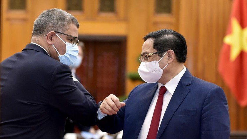Thủ tướng Chính phủ Phạm Minh Chính và ông Alok Sharma, Bộ trưởng Chính phủ Anh, Chủ tịch Hội nghị lần thứ 26 các Bên tham gia Công ước khung của Liên Hợp Quốc về Biến đổi khí hậu (COP26). Ảnh: VGP/Nhật Bắc