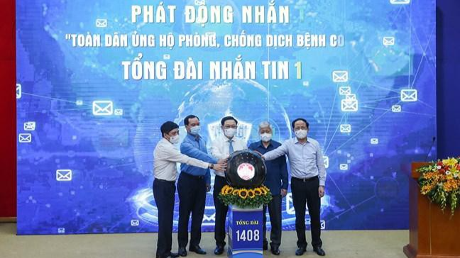 Đại biểu phát động chương trình nhắn tin “Toàn dân ủng hộ phòng, chống dịch bệnh COVID -19”. Ảnh: mattran.org.vn