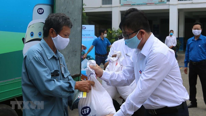 Hỗ trợ người lao động bị ảnh hưởng bởi dịch COVID-19 tại TP Hồ Chí Minh. (Ảnh: Thanh Vũ/TTXVN)