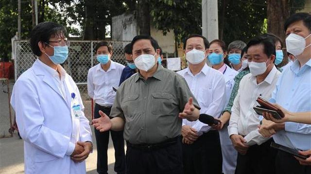 Ngày 27/6/2021, đoàn công tác của Chính phủ do Thủ tướng Phạm Minh Chính dẫn đầu làm việc với tỉnh Bình Dương; kiểm tra công tác phòng, chống dịch và điều trị bệnh nhân COVID-19 tại Bệnh viện Đa khoa tỉnh Bình Dương. Ảnh: TTXVN