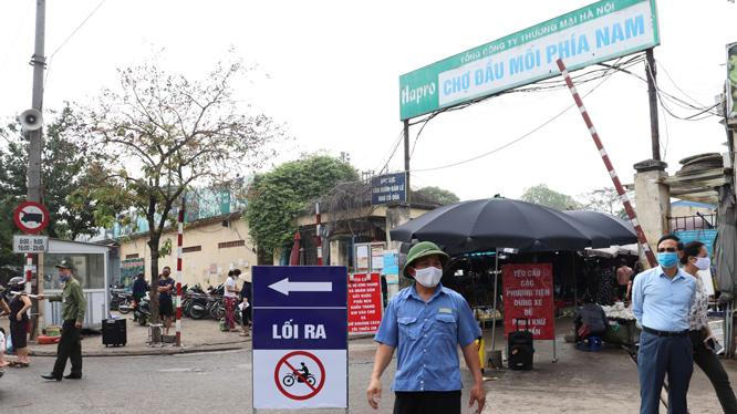 Chợ đầu mối phía Nam (phường Hoàng Văn Thụ, quận Hoàng Mai, Hà Nội).