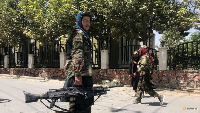 Lực lượng Taliban canh gác trên đường phố Kabul (Ảnh chụp ngày 16/8/2021: Reuters)