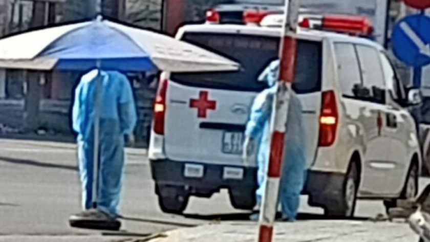 Xe cứu thương đến đưa thi thể chị Kiều đến nhà xác để làm các thủ tục mai táng.