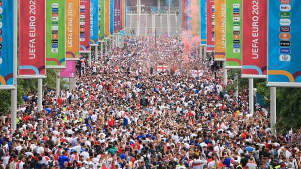 Cổ động viện trên Wembley Way trước trận chung kết Euro 2020 vào tháng 7. Ảnh: Getty Images