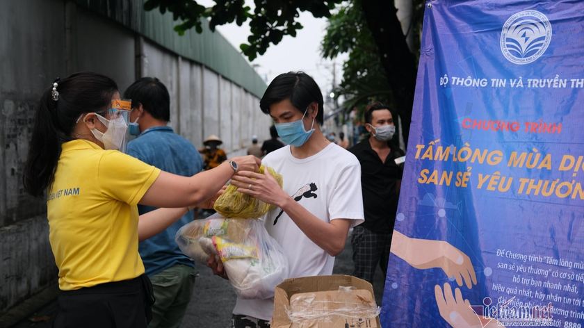 Người dân TP HCM bắt đầu nhận quà từ chương trình "Tấm lòng mùa dịch, san sẻ yêu thương" do Bộ TT&TT tổ chức. Ảnh: VNN