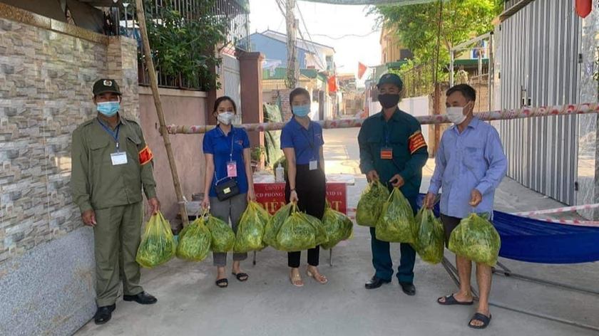 Những phần rau, củ quả, nhu yếu phẩm được phát hỗ trợ cho những gia đình có hoàn cảnh khó khăn trong khu cách ly.