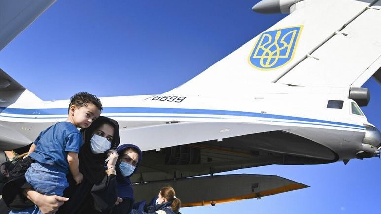 Những người sơ tán khỏi Afghanistan xuống máy bay quân sự Ukraine tại Sân bay Quốc tế Boryspil bên ngoài Kyiv, Ukraine. Ảnh: AP