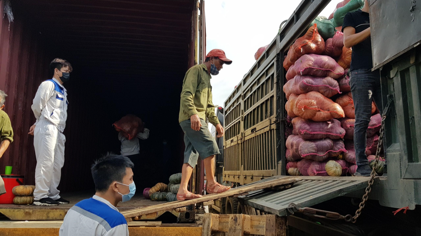 Xếp hàng hoá lên tàu tại ga Giáp Bát sáng nay (29/8) để vận chuyển vào miền Nam.