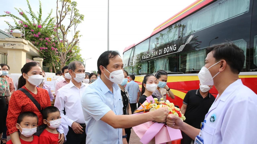 Bí thư Tỉnh ủy Hà Tĩnh, Hoàng Trung Dũng động viên đoàn lên đường vào Bình Dương chống dịch.