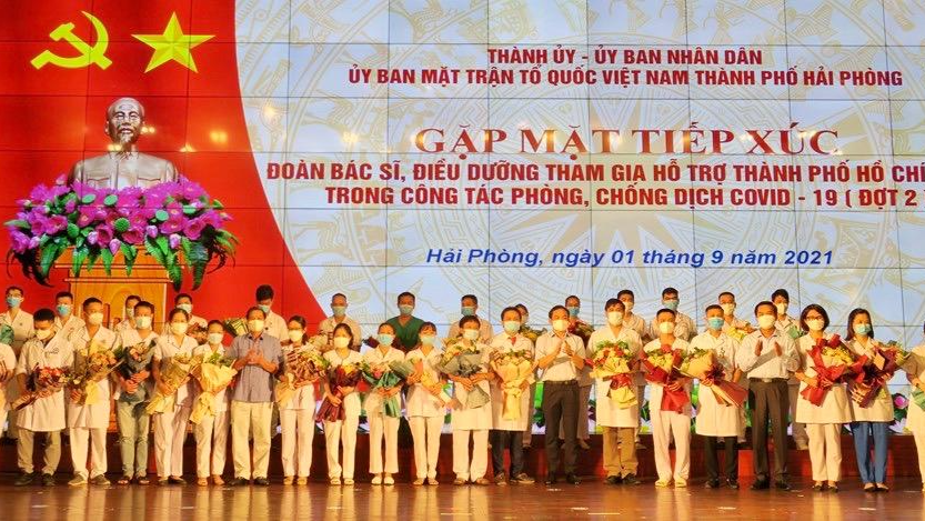 Lãnh đạo TP tặng hoa, động viên các y, bác sĩ tình nguyện vào TP Hồ Chí Minh tham gia chống dịch COVID-19.