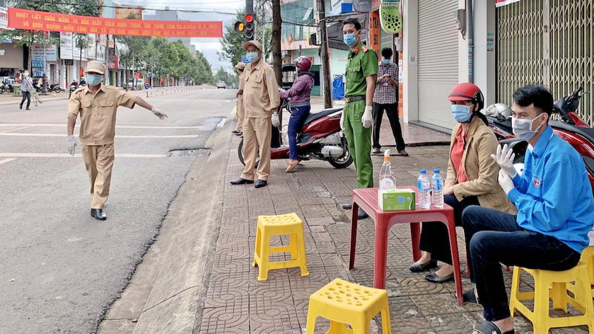 Lực lượng chức năng kiểm tra, phòng chống dịch.