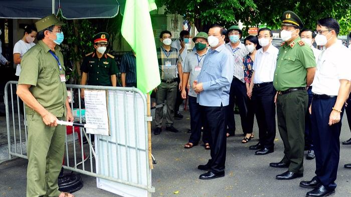 Bí thư Thành ủy Đinh Tiến Dũng cùng lãnh đạo TP kiểm tra công tác phòng, chống dịch COVID-19 tại đường Xuân Tảo (quận Bắc Từ Liêm). AMnhr: hanoi.gov.vn