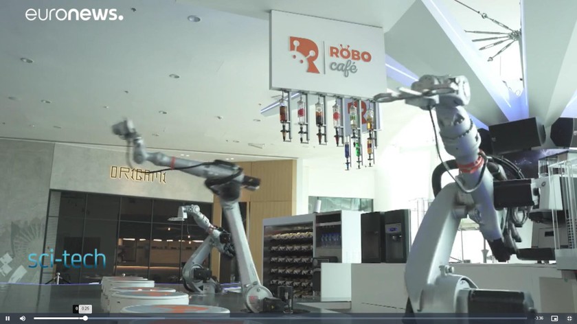 "Nhân viên" robot tại quán cafe Robo tại thành phố lễ hội của Dubai. 