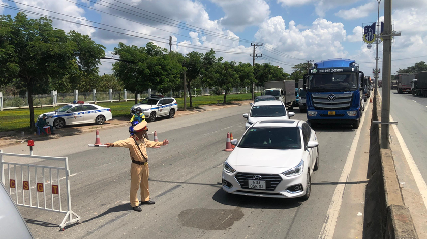 Chốt kiểm soát dịch trên tuyến QL51 kiểm tra phương tiện và người ra vào tỉnh.