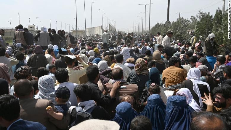 Người Afghanistan tập trung bên ngoài sân bay ở Kabul vào ngày 20/8/2021, với hy vọng sơ tán sau khi Taliban tiếp quản Afghanistan. Ảnh: Reuters