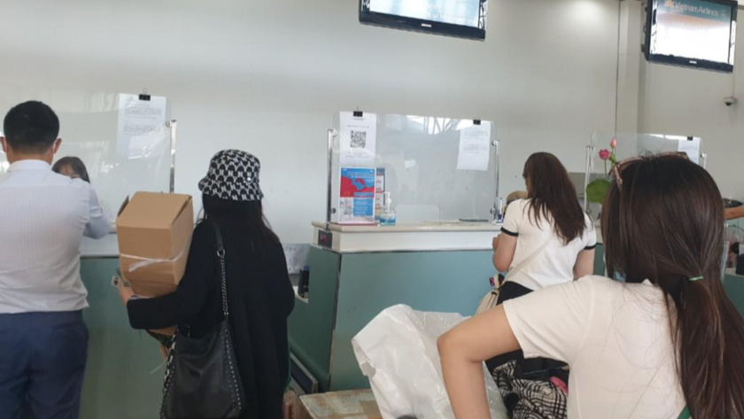 Hành khách làm thủ tục tại sân bay Liên Khương (Lâm Đồng).