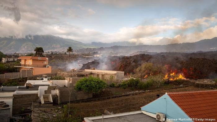 Nhiều người đã phải sơ tán khi dòng dung nham tiếp tục trôi ra phía biển. Ảnh: AFP (qua Getty Images)