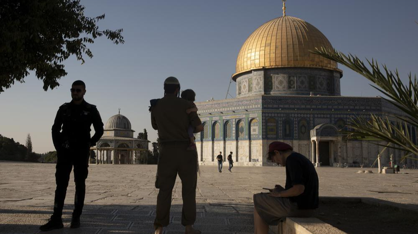 Khuôn viên Nhà thờ Hồi giáo Al-Aqsa ở Thành phố Cổ Jerusalem. Ảnh: AP 