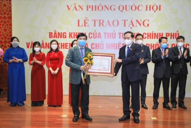 Phó Chủ tịch Thường trực Quốc hội Trần Thanh Mẫn trao Bằng khen của Thủ tướng Chính phủ cho Tổng Thư ký Quốc hội, Chủ nhiệm Văn phòng Quốc hội Bùi Văn Cường. Ảnh: VGP/Nhật Nam