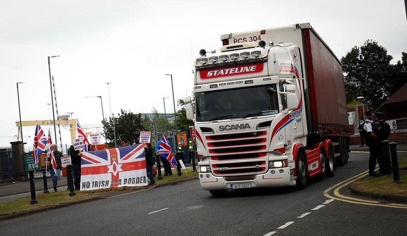 Những người phản đối giao thức Brexit của Bắc Ireland tại Harbour Estate, ở Belfast, Bắc Ireland, . Ảnh: Reuters (chụp ngày 3/7/2021)