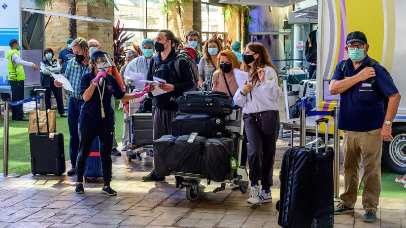 Đoàn khách du lịch tại Sân bay Quốc tế Phuket, Thái Lan vào ngày 1/11/2021. Ảnh: AFP