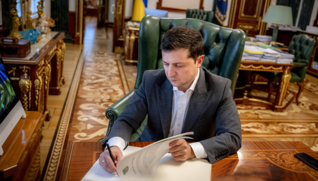 Tổng thống Ukraine Vladimir Zelensky ký sắc lệnh áp đặt các biện pháp trừng phạt 28 cá nhân Nga và Ukraine. Ảnh: Ukrinform