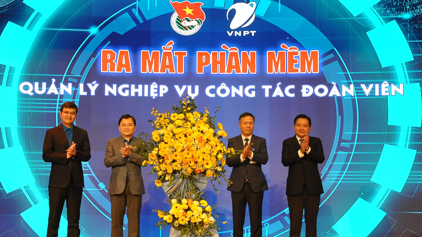 Các đồng chí trong Ban bí thư Trung ương Đoàn và Lãnh đạo Tập đoàn VNPT nhấn nút ra mắt Phần mềm quản lý nghiệp vụ công tác đoàn viên.