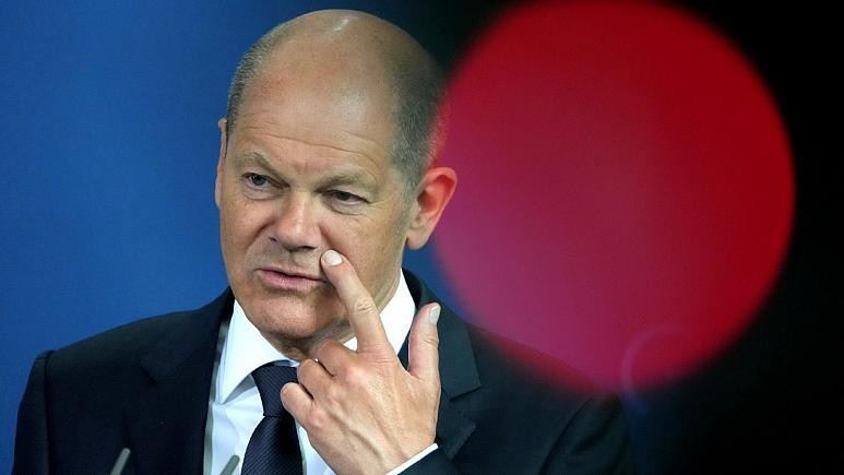 Thủ tướng Đức Olaf Scholz phát biểu trước giới truyền thông trong cuộc họp báo chung với Thủ tướng Kosovo, Albin Kurti. Ảnh: AP