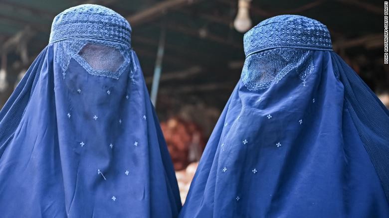 Phụ nữ Afghanistan mặc áo khoác burqa tại một khu chợ ở Kabul vào ngày 20/12/2021. Ảnh: CNN