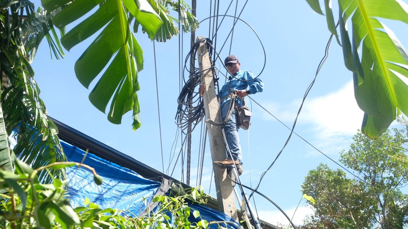 Nhân viên kỹ thuật VNPT xử lý mất liên lạc tại trạm Tiên Châu, Tiên Phước, Quảng Nam.