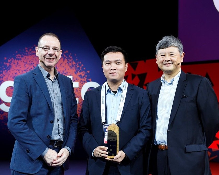 Đại diện Tập đoàn VNPT lên nhận Giải thưởng Xuất sắc lần thứ 16 (Excellence Awards 2023) từ Ban tổ chức.