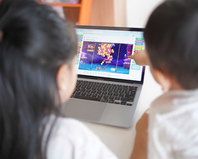 Phụ huynh đối mặt với thách thức lớn trong việc bảo vệ con khỏi các rủi ro trực tuyến.
