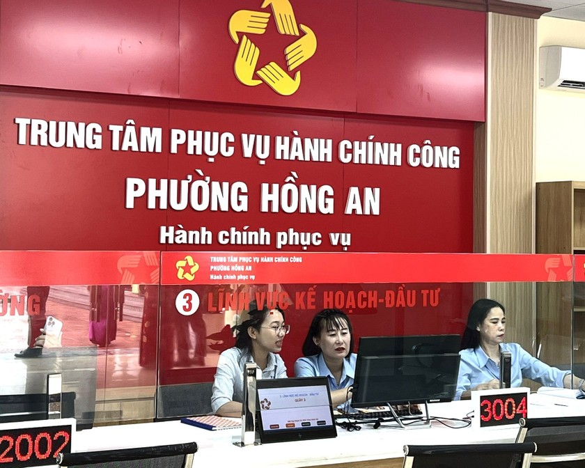 Tại mỗi xã/phường luôn có 2 cán bộ kỹ thuật của VNPT thường trực để hỗ trợ cán bộ xã/phường trong suốt quá trình thực hiện chuyển đổi dữ liệu phục vụ mô hình chính quyền 2 cấp. (Ảnh: Trung tâm phục vụ hành chính công phường Hồng An, TP Hải Phòng)