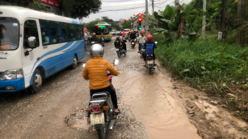 Nhiều đoạn đường xuống cấp cản trở người dân khi di chuyển