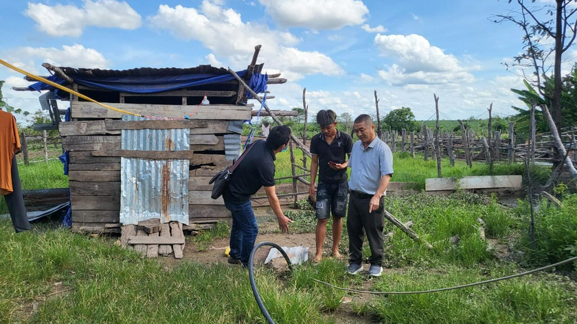 Cán bộ y tế tiến hành kiểm tra, giám sát môi trường sống, nguồn nước sinh hoạt của gia đình nơi bệnh nhân mắc bệnh Whitmore sinh sống - Ảnh: Sở Y tế Đắk Lắk