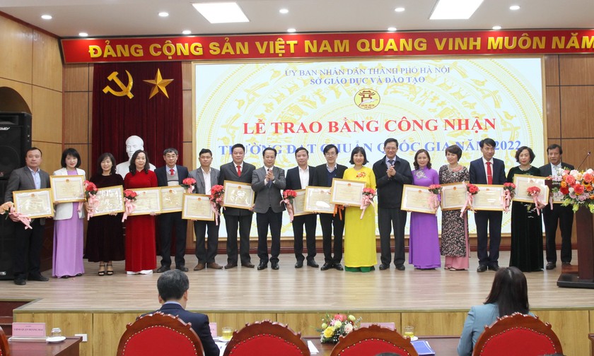 Giám đốc Sở GD&ĐT Hà Nội Trần Thế Cương cùng Phó Giám đốc Sở GD&ĐT Phạm Xuân Tiến trao Bằng công nhận trường đạt chuẩn quốc gia năm 2022 cho các đơn vị cấp trung học cơ sở và cấp trung học phổ thông.