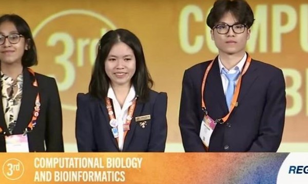 Em Nguyễn Thị Mai Anh và em Nguyễn Bình Giang nhận giải Ba REGENERON ISEF 2023.