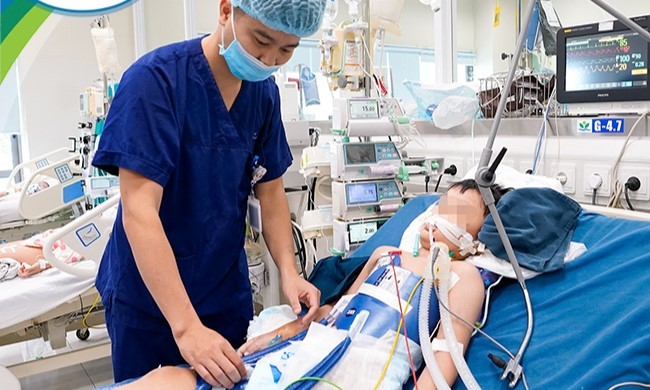 Một trẻ 6 tuổi đuối nước nhưng không được cấp cứu ban đầu đúng cách nên rơi vào nguy kịch, đang được điều trị tại Bệnh viện Nhi Trung ương.