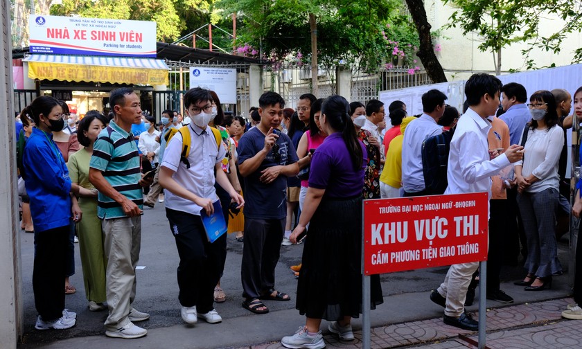 Thí sinh thi vào 10 chuyên tại Trường THPT chuyên Ngoại ngữ thuộc Đại học Ngoại ngữ - Đại học Quốc gia Hà Nội.