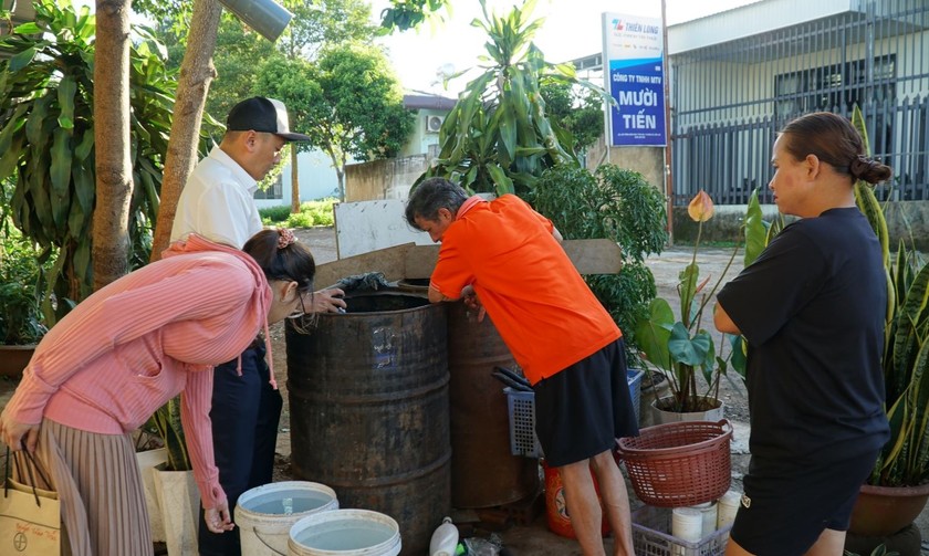 Cán bộ Y tế hướng dẫn người dân diệt lăng quăng, bọ gậy phòng bệnh Viêm não Nhật bản.