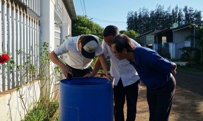 Đoàn giám sát kiểm tra véc tơ truyền bệnh Viêm não Nhật bản tại nơi ca bệnh đầu tiên sinh sống.