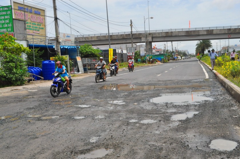 Trên tuyến đường Hồ Chí Minh, đoạn đi qua huyện Năm Căn xuất hiện nhiều “ổ gà”. (Ảnh: Trọng Nghĩa)