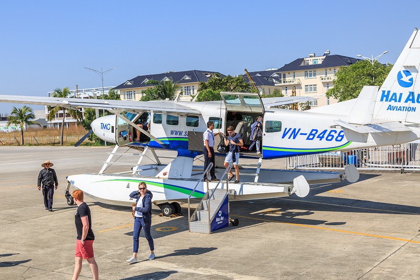 Rất nhiều khách quốc tế tìm đến vịnh Hạ Long để trải nghiệm dịch vụ bay thủy phi cơ. 