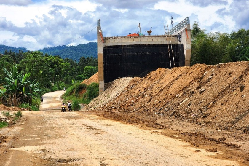 Hai cây cầu Sông Trường, Nước Oa đã hoàn thành phần xây lắp. 