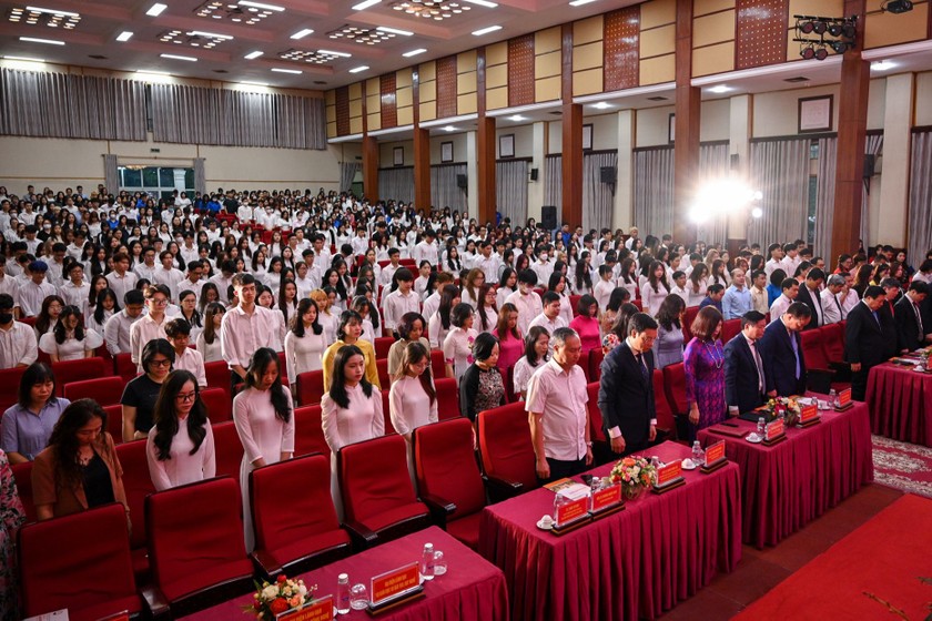 Lễ khai khảng của Học viện Báo chí và Tuyên truyền ành 1 phút để tưởng niệm các nạn nhân trong vụ cháy vừa qua. Ảnh: AJC