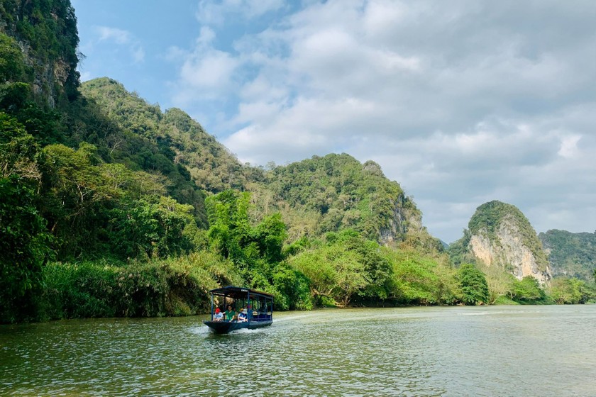 Thuyền đưa du khách tham quan hồ Ba Bể. 